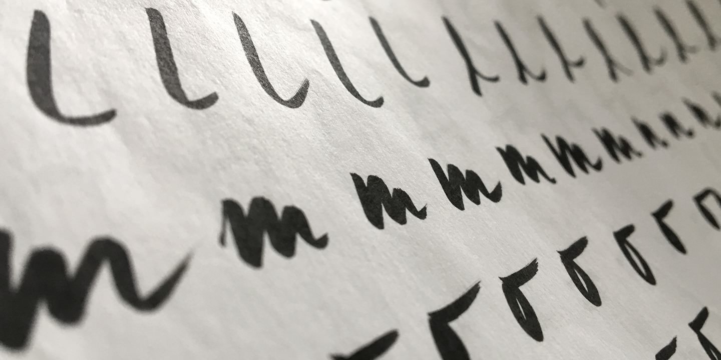 Beispiel einer Manus Smooth Regular-Schriftart